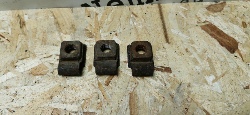 Гайка траверсы кпп Mercedes w123 1980 Седан