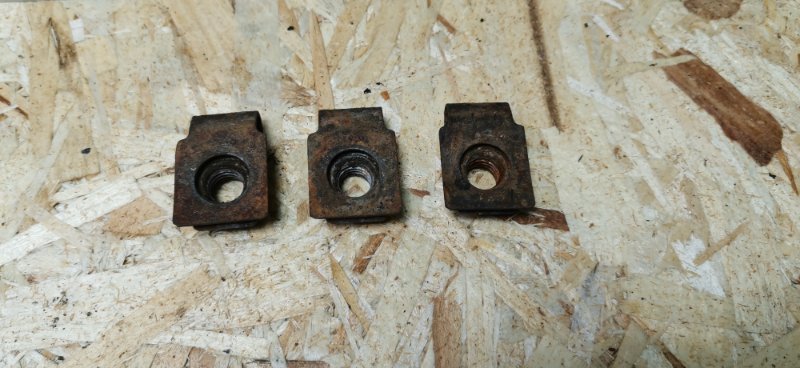 Гайка траверсы кпп Mercedes w123 1980 Седан