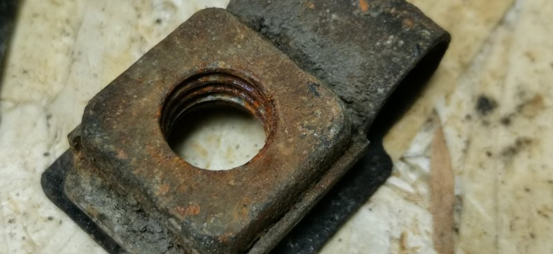 Гайка траверсы кпп Mercedes w123 1980 Седан