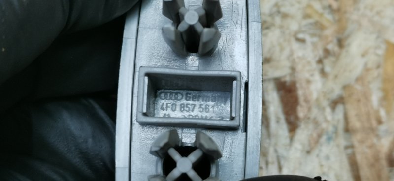 Крючок солнцезащитного козырька AUDI A6 C6 Allroad quattro 2007 4F