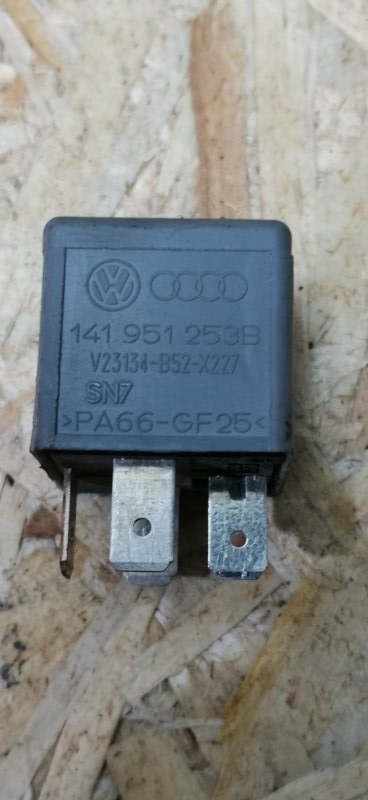 Реле вентилятора Volkswagen Tiguan 2010 5N1