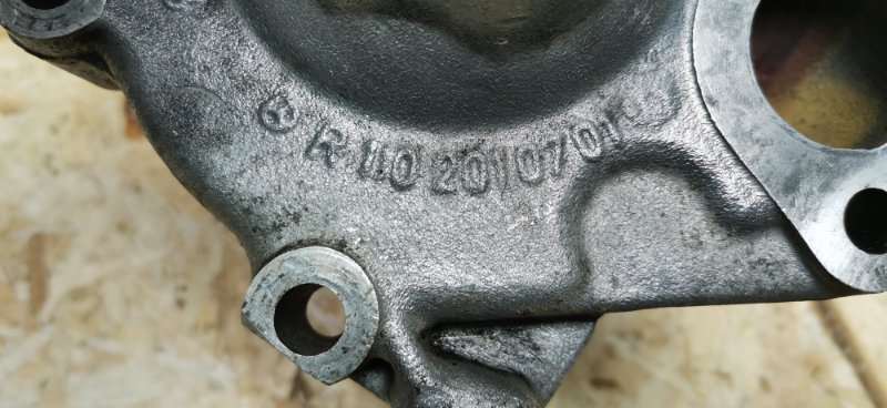 Помпа Mercedes w123 1980 Седан