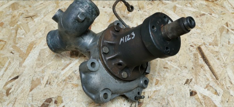 Помпа Mercedes w123 1980 Седан