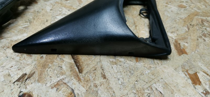 Уголок зеркала Mercedes W124 1989 E260