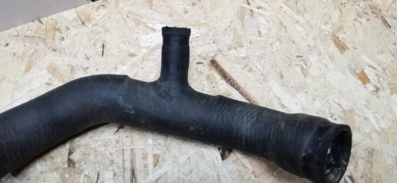 Патрубок радиатора Mercedes w123 1980 Седан