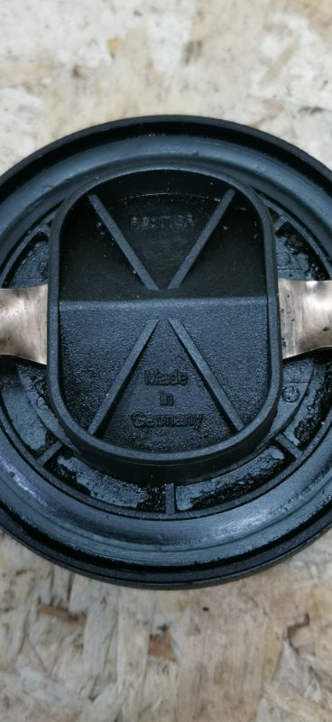 Крышка маслозаливной горловины Mercedes W124 1989 E260