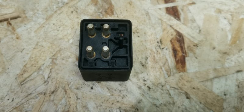 Реле Mercedes C180 1996 W202