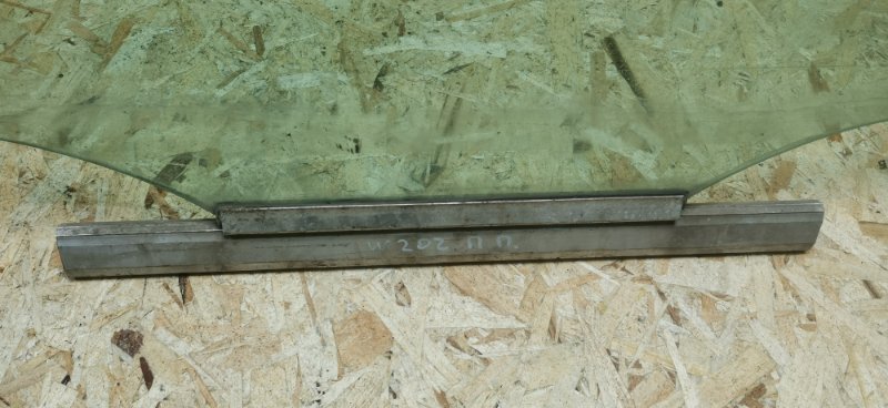 Стекло Mercedes C180 1996 W202