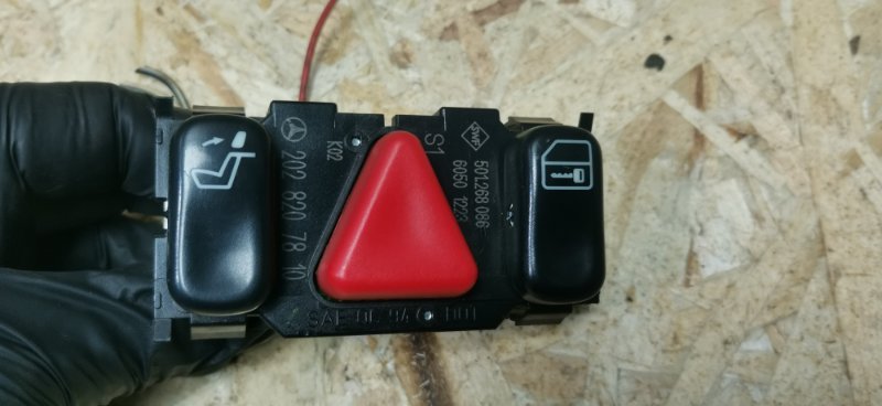 Кнопка аварийной сигнализации Mercedes C180 1996 W202