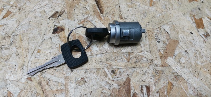 Личинка замка зажигания Mercedes W123 1980