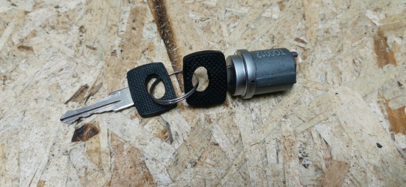 Личинка замка зажигания Mercedes W123 1980