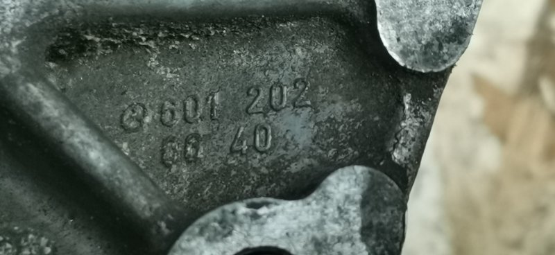 Кронштейн обводного родика Mercedes Vito 1996 638