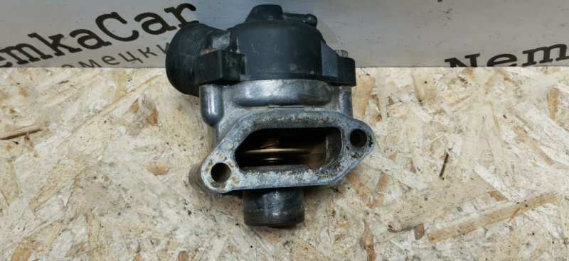 Корпус термостата Mercedes W124 1992