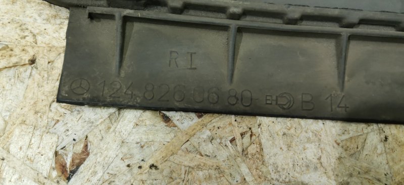 Уплотнитель фары Mercedes W124 1993 E320