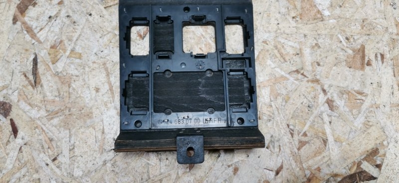 Накладка центральной консоли Mercedes W124 1987