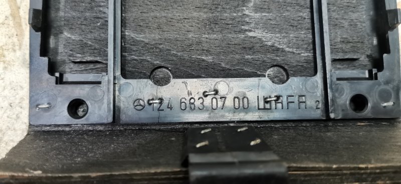 Накладка центральной консоли Mercedes W124 1987