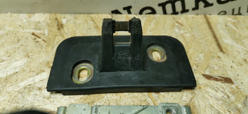 Скоба замка багажника Mercedes W124 1993 E320
