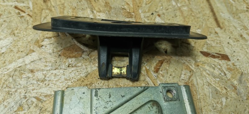 Скоба замка багажника Mercedes W124 1993 E320