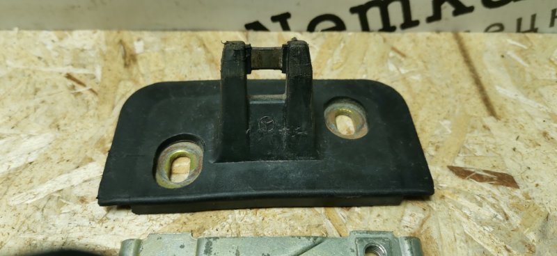 Скоба замка багажника Mercedes W124 1993 E320