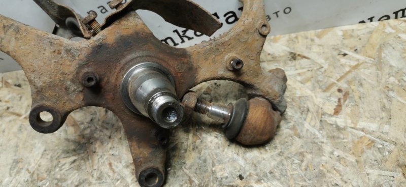 Кулак поворотный Mercedes C180 1996 W202