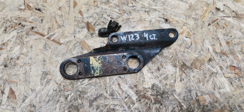 Подкладная пластина кронштейна глушителя Mercedes w123 1980 Седан