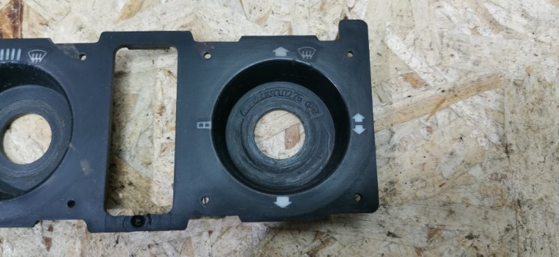 Накладка центральной консоли Mercedes W124 1993 E320