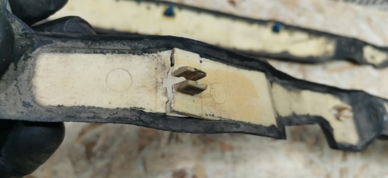 Уплотнитель капота Mercedes W124 1993 E320