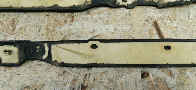 Уплотнитель капота Mercedes W124 1993 E320