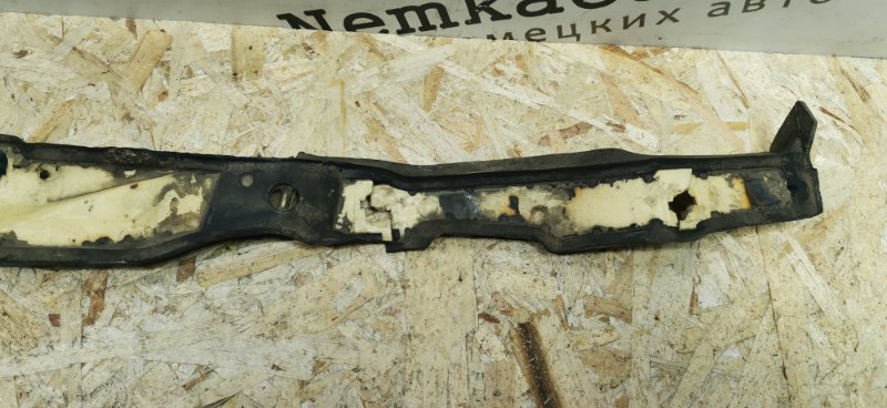 Уплотнитель капота Mercedes W124 1993 E320