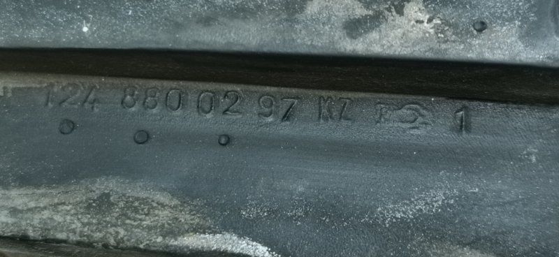 Уплотнитель капота Mercedes W124 1993 E320