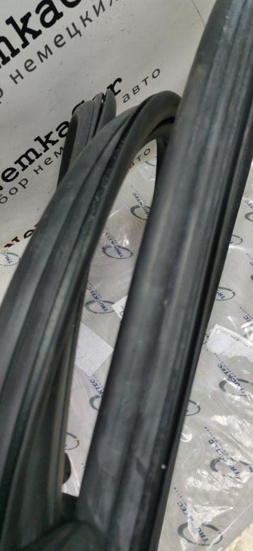 Уплотнитель лобового стекла Mercedes W123 Седан