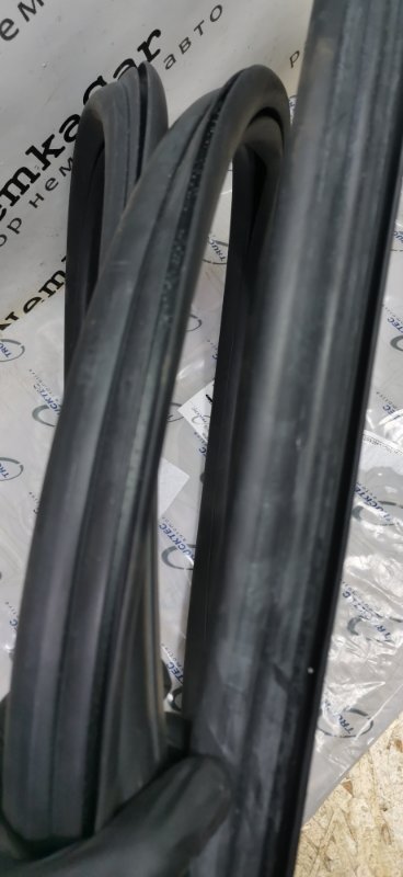 Уплотнитель лобового стекла Mercedes W123 Седан