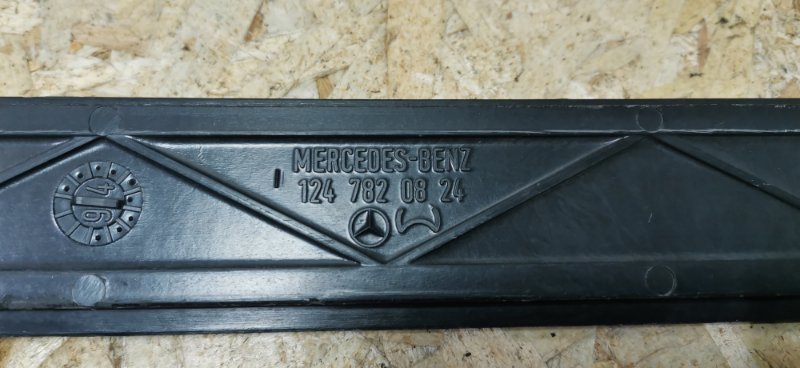 Накладка люка Mercedes W124 1993 E320