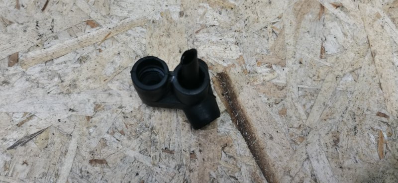 Тройник вентиляции картерных газов Mercedes E-Class W210