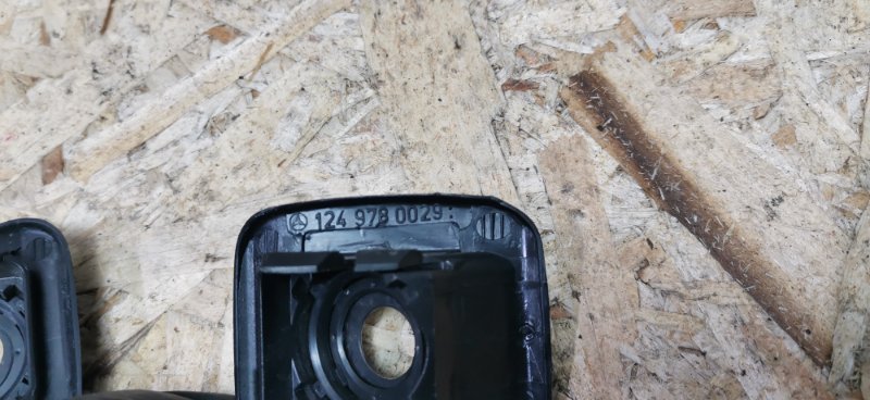 Заглушка полки Mercedes W124 1993 250D