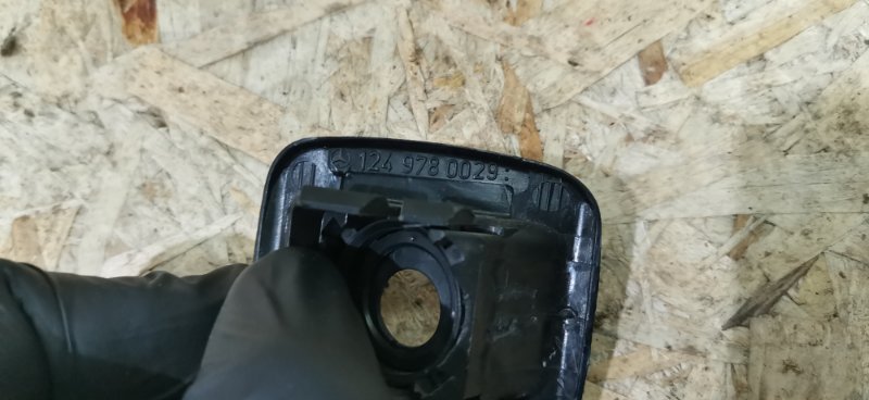 Заглушка полки Mercedes W124 1993 250D