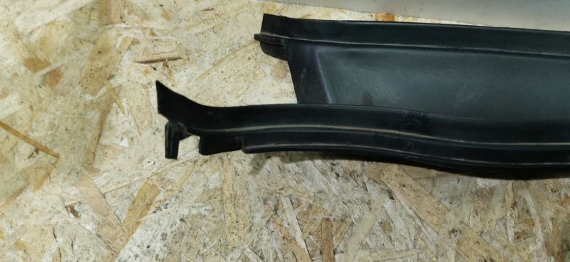 Водосток Mercedes W124 1993 E320