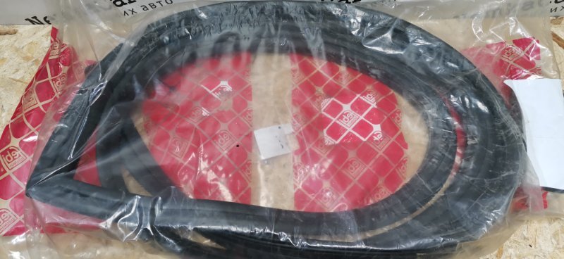 Уплотнитель лобового стекла Mercedes W123 Седан