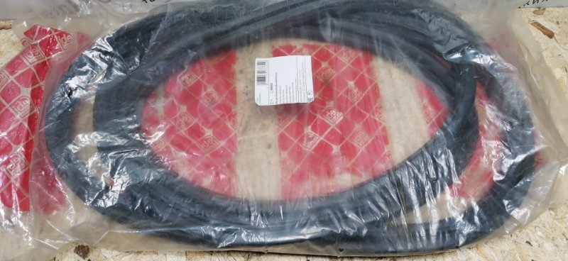 Уплотнитель лобового стекла Mercedes S-Klass W116