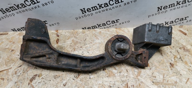 Кронштейн редуктора Mercedes VIANO 2011 639 рест