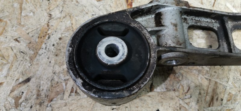 Кронштейн редуктора Mercedes VIANO 2011 639 рест