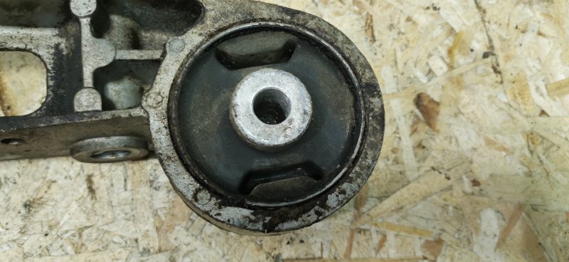 Кронштейн редуктора Mercedes VIANO 2011 639 рест