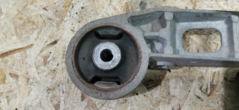 Кронштейн редуктора Mercedes VIANO 2011 639 рест