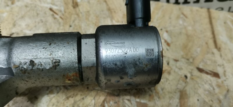 Топливная рампа с регулятором Mercedes VIANO 2011 639 рест