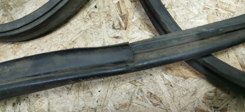 Уплотнитель двери Mercedes W124 1993 E320