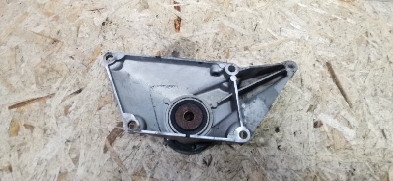 Кронштейн вискомуфты Mercedes W124 1989 E260