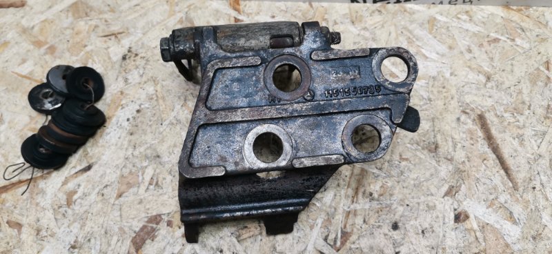 Кронштейн генератора Mercedes W123 230