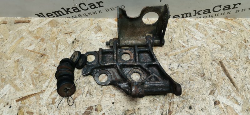 Кронштейн генератора Mercedes W123 230