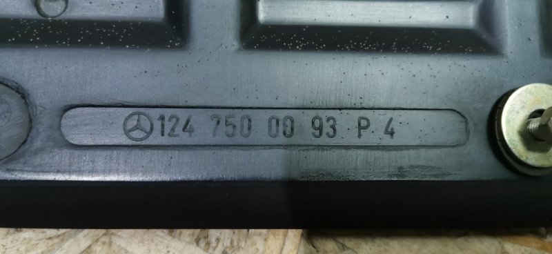 Молдинг крышки багажника Mercedes W124 1989 E260