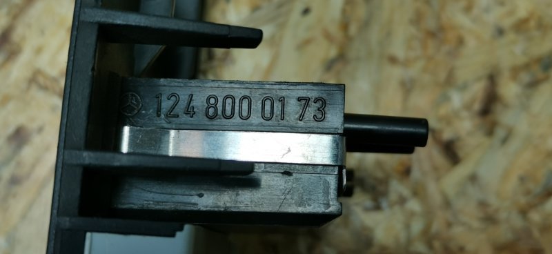 Накладка на торпедо Mercedes W124 1989 E260